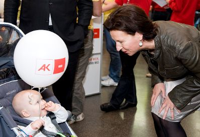 Ministerin Gabriele Heinisch-Hosek bei der Beruf-Baby-Bildung-Messe der AK Wien.