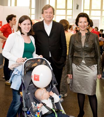 Ministerin Gabriele Heinisch-Hosek bei der Beruf-Baby-Bildung-Messe der AK Wien.