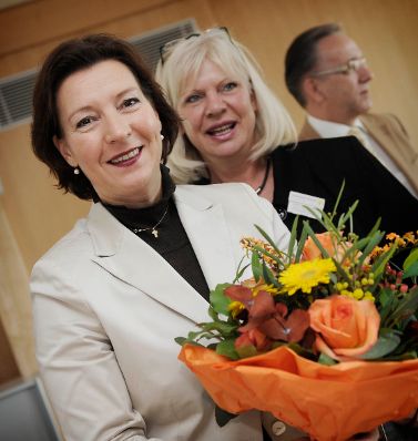 Am 28. November 2011 Frauenministerin Gabriele Heinisch-Hosek beim Betriebsbesuch im Goldenen Kreuz anlässlich 16 Tage gegen Gewalt.