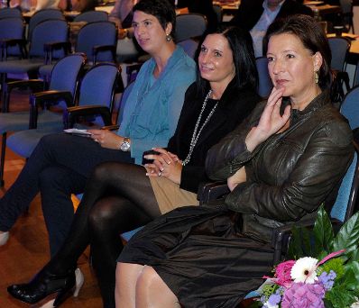 Im Austria Center hielt Frauenministerin Gabriele Heinisch-Hosek (r.) am 27. September 2011 bei der Bundesfrauenkonferenz der Gewerkschaft der Gemeindebediensteten, der Sparten Kunst, Medien, Sport und freie Berufe, ein Referat zum Thema "Frauenpolitik in Österreich".