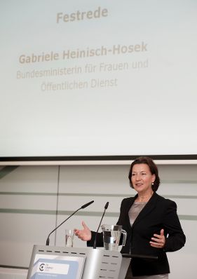 Am 8. Juli 2011, Bundesministerin Gabriele Heinisch-Hosek bei der Dekretübergabe FH-Public Management.
