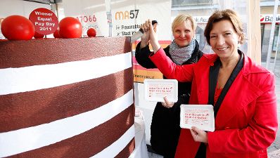 Am 13. Oktober 2011 Frauenministerin Gabriele Heinisch-Hosek bei der Veranstaltung "Equal Pay Day Wien - Holen Sie sich Ihr Stück vom Kuchen" in der Meidlinger Hauptstraße.