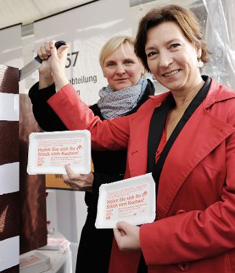 Am 13. Oktober 2011 Frauenministerin Gabriele Heinisch-Hosek (l.) bei der Veranstaltung "Equal Pay Day Wien - Holen Sie sich Ihr Stück vom Kuchen" in der Meidlinger Hauptstraße. Frauenstadträtin Sandra Frauenberger (r.).
