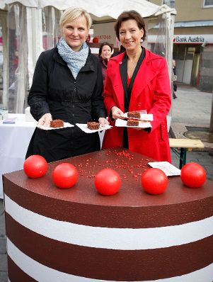 Am 13. Oktober 2011 Frauenministerin Gabriele Heinisch-Hosek (r.) bei der Veranstaltung "Equal Pay Day Wien - Holen Sie sich Ihr Stück vom Kuchen" in der Meidlinger Hauptstraße. Frauenstadträtin Sandra Frauenberger (l.).