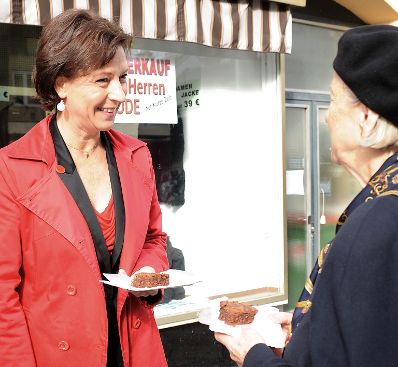 Am 13. Oktober 2011 Frauenministerin Gabriele Heinisch-Hosek bei der Veranstaltung "Equal Pay Day Wien - Holen Sie sich Ihr Stück vom Kuchen" in der Meidlinger Hauptstraße.