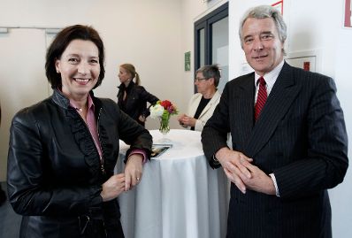 Am 12. April 2011 sprach Frauenministerin Gabriele Heinisch-Hosek (l.) bei der Auftaktveranstaltung Endometriosezentrum Wien zum Thema "Endometriose: Frauenspezifische und sozialmedizinische Bedeutung" in der MedUni Wien.