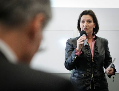 Am 12. April 2011 sprach Frauenministerin Gabriele Heinisch-Hosek (im Bild) bei der Auftaktveranstaltung Endometriosezentrum Wien zum Thema "Endometriose: Frauenspezifische und sozialmedizinische Bedeutung" in der MedUni Wien.