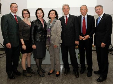 Am 12. April 2011 sprach Frauenministerin Gabriele Heinisch-Hosek (3.v.l.) bei der Auftaktveranstaltung Endometriosezentrum Wien zum Thema "Endometriose: Frauenspezifische und sozialmedizinische Bedeutung" in der MedUni Wien.