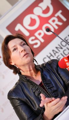 Am 18. Oktober 2011 Frauenministerin Gabriele Heinisch-Hosek bei der Pressekonferenz des Vereins "100% Sport".