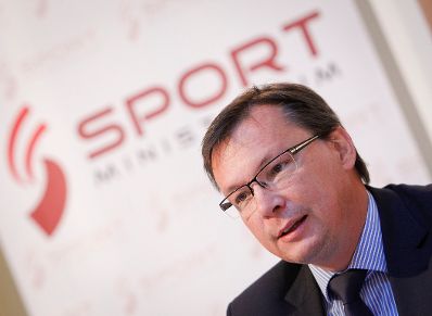 Am 18. Oktober 2011 Bundesminister für Landesverteidigung und Sport Norbert Darabos bei der Pressekonferenz des Vereins "100% Sport".