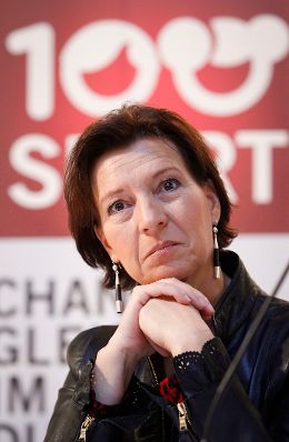 Am 18. Oktober 2011 Frauenministerin Gabriele Heinisch-Hosek bei der Pressekonferenz des Vereins "100% Sport".