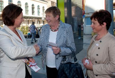 Am 3. Oktober 2011 nahm Frauenministerin Gabriele Heinisch-Hosek (l.) bei der Aktion "Frauen rechnen jetzt nach" in St. Pölten teil.