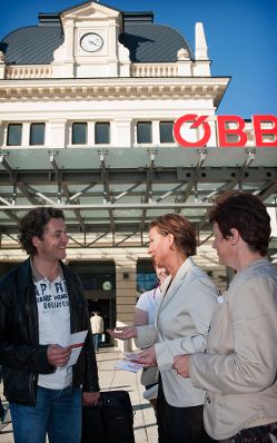 Am 3. Oktober 2011 nahm Frauenministerin Gabriele Heinisch-Hosek (m.) bei der Aktion "Frauen rechnen jetzt nach" in St. Pölten teil.