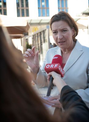 Am 3. Oktober 2011 nahm Frauenministerin Gabriele Heinisch-Hosek bei der Aktion "Frauen rechnen jetzt nach" in St. Pölten teil.
