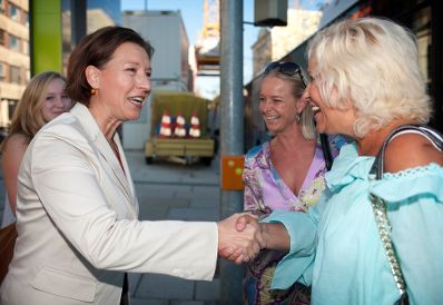 Am 3. Oktober 2011 nahm Frauenministerin Gabriele Heinisch-Hosek (l.) bei der Aktion "Frauen rechnen jetzt nach" in St. Pölten teil.
