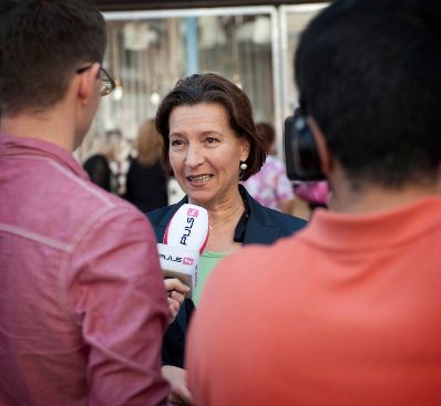 Am 4. Oktober 2011 nahm Frauenministerin Gabriele Heinisch-Hosek bei der Aktion "Frauen rechnen jetzt nach" in Wien teil.