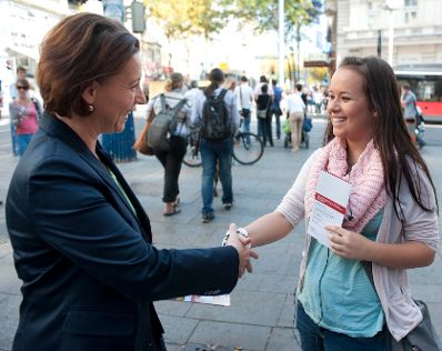 Am 4. Oktober 2011 nahm Frauenministerin Gabriele Heinisch-Hosek (l.) bei der Aktion "Frauen rechnen jetzt nach" in Wien teil.