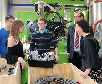 Am 13. Mai 2011, Bundesministerin Gabriele Heinisch-Hosek zu Besuch bei ZKW-Lichttechnik (Wieselburg) anlässlich des Niederösterreichtages.