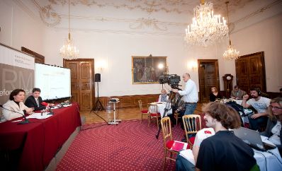 Am 28. November 2011 Bundesministerin Gabriele Heinisch-Hosek bei der Pressekonferenz zu "BürgerInnenbeteiligung www.reformdialog.at".