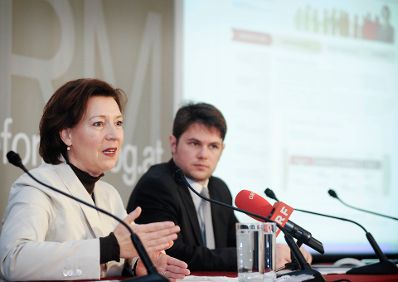 Am 28. November 2011 Bundesministerin Gabriele Heinisch-Hosek bei der Pressekonferenz zu "BürgerInnenbeteiligung www.reformdialog.at".
