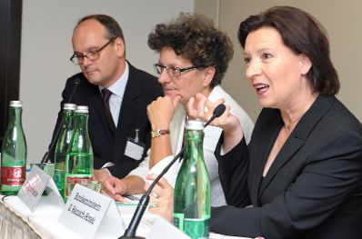 Frauenministerin Gabriele Heinisch-Hosek bei der Podiumsdiskussion - "Mindestquote für Frauen in Aufsichtsräten"