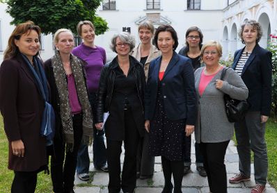 Am 16. Mai 2011 lud Bundesministerin Gabriele Heinisch-Hosek (4.v.r.) zur Podiumsdiskussion "Weibliche Armut - weibliche Armutsprävention?" ins Palais Porcia.