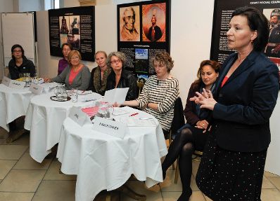 Am 16. Mai 2011 lud Bundesministerin Gabriele Heinisch-Hosek (r.) zur Podiumsdiskussion "Weibliche Armut - weibliche Armutsprävention?" ins Palais Porcia.