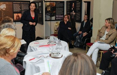 Am 16. Mai 2011 lud Bundesministerin Gabriele Heinisch-Hosek (l.) zur Podiumsdiskussion "Weibliche Armut - weibliche Armutsprävention?" ins Palais Porcia.
