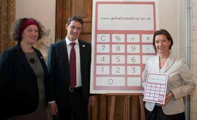 Am 3. Oktober 2011 präsentierte die Frauenministerin Gabriele Heinisch Hosek (r.) gemeinsam mit Heidemarie Müller-Riedlhuber, 3s Unternehmensberatung (l.) und Konrad Pesendorfer, Statistik Austria (m.) den neuen Online-Gehaltsrechner.