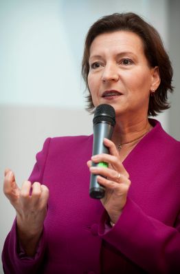 Bundesministerin Gabriele Heinisch-Hosek bei den Preisverleihungen im Rahmen der Verwaltungsmesse.