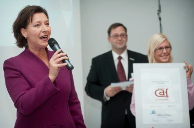 Bundesministerin Gabriele Heinisch-Hosek bei der Verleihung des CAF-Gütesiegels an die Bezirkshauptmannschaft Zell am See.