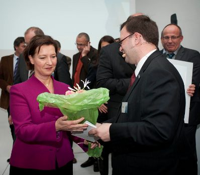 Christian Rupp (BKA) überreicht Bundesministerin Gabriele Heinisch-Hosek ein kleines Dankeschön in Form von Blumen.