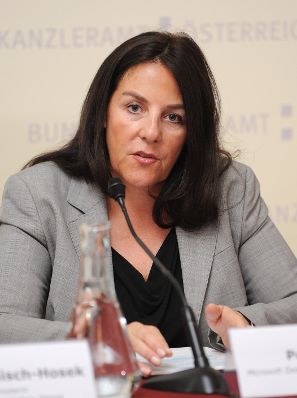 Am 17. Juni 2011 fand im Frauenministerium ein Pressegespräch zum Thema " Verändern durch Gendern" statt. Im Bild Microsoft Österreich GmbH Geschäftsführerin Petra Jenner.