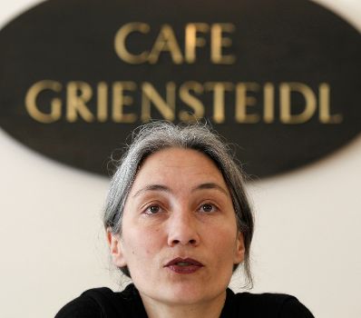 Am 14. März 2011 fand im Cafe Griensteidl die Pressekonferenz zur großen Frauentagsdemo am 19. März statt. Im Bild die Sprecherin der Plattform 20000frauen, Petra Unger.