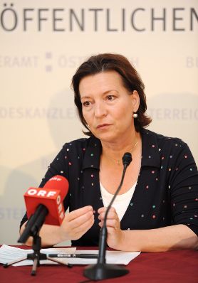 Am 7. Juli 2011, Pressekonferenz zur Präsentation der Studie "Partnergewalt gegen ältere Frauen". Frauennministerin Gabriele Heinisch-Hosek.