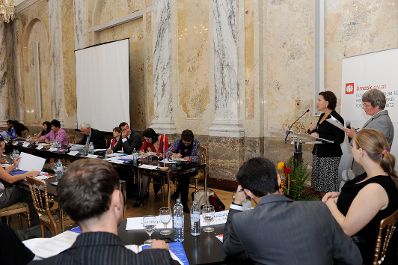 Am 26. September 2011 eröffnete Frauenministerin Gabriele Heinisch-Hosek den "Regional Round Table" zur Prävention und Bekämpfung von Menschenhandel.
