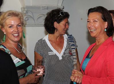Am 25. August 2011 lud Frauenministerin Gabriele Heinisch-Hosek (r.) Akteurinnen und Akteure aus dem Gleichstellungsbereich zur Vernetzung und zum Wissensaustausch zum Sommer-Gleichstellungsfest 2011 ins Palais Porcia ein.