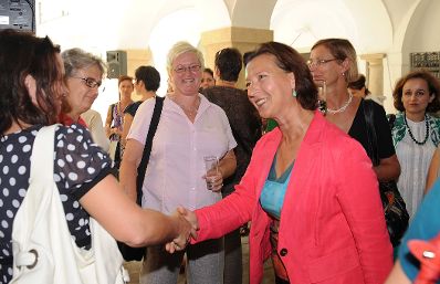 Am 25. August 2011 lud Frauenministerin Gabriele Heinisch-Hosek (r.) Akteurinnen und Akteure aus dem Gleichstellungsbereich zur Vernetzung und zum Wissensaustausch zum Sommer-Gleichstellungsfest 2011 ins Palais Porcia ein.