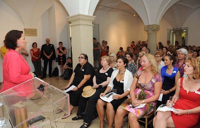 Am 25. August 2011 lud Frauenministerin Gabriele Heinisch-Hosek (l.) Akteurinnen und Akteure aus dem Gleichstellungsbereich zur Vernetzung und zum Wissensaustausch zum Sommer-Gleichstellungsfest 2011 ins Palais Porcia ein.