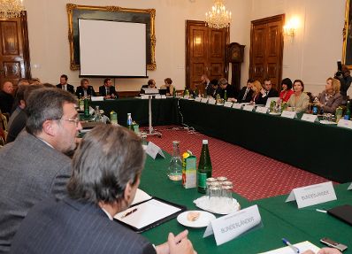 Am 2. November 2011 Bundesministerin für den Öffentlichen Dienst Gabriele Heinisch-Hosek bei der ersten Runde der Beamtengehaltsverhandlungen.