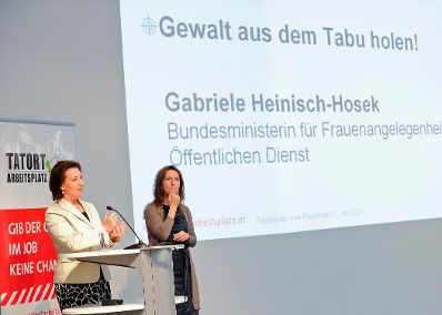 Am 11. April 2011 sprach Frauenministerin Gabriele Heinisch-Hosek (l.) bei der vida-Tagung "Tatort Arbeitsplatz - Sichtbare und unsichtbare Gewalt gegen Frauen" über das Thema "Gewalt aus dem Tabu holen".