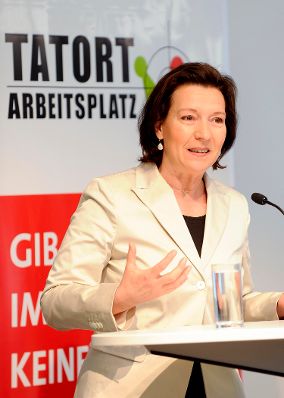 Am 11. April 2011 sprach Frauenministerin Gabriele Heinisch-Hosek (im Bild) bei der vida-Tagung "Tatort Arbeitsplatz - Sichtbare und unsichtbare Gewalt gegen Frauen" über das Thema "Gewalt aus dem Tabu holen".