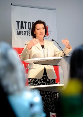 Am 11. April 2011 sprach Frauenministerin Gabriele Heinisch-Hosek (im Bild) bei der vida-Tagung "Tatort Arbeitsplatz - Sichtbare und unsichtbare Gewalt gegen Frauen" über das Thema "Gewalt aus dem Tabu holen".