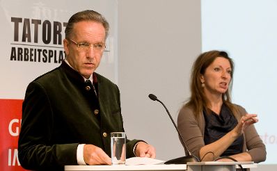 Am 11. April 2011 sprach Frauenministerin Gabriele Heinisch-Hosek bei der vida-Tagung "Tatort Arbeitsplatz - Sichtbare und unsichtbare Gewalt gegen Frauen" über das Thema "Gewalt aus dem Tabu holen".