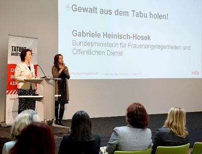 Am 11. April 2011 sprach Frauenministerin Gabriele Heinisch-Hosek (l.) bei der vida-Tagung "Tatort Arbeitsplatz - Sichtbare und unsichtbare Gewalt gegen Frauen" über das Thema "Gewalt aus dem Tabu holen".