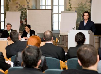 Am 10. Februar 2011 hielt Bundesministerin Gabriele Heinisch-Hosek (R) die Eröffnungsrede bei der Konferenz des Trans European Dialogue (TED) des International Institute of Administrative Science (IIAS) im Schloss Laudon.