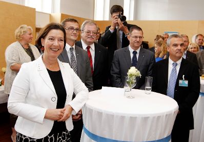Am 14. September 2011 übergab die Krankenhausmanagement und Betriebsführungsges.m.b.H. (VAMED-KMB) den Einkommensbericht nach § 11a Gleichbehandlungsgesetz an Frauenministerin Gabriele Heinisch-Hosek.