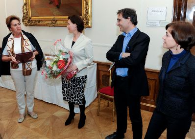 Am 11. April 2011 fand die Vergabe des Preises des Österreichischen Frauenrings für den Einsatz um Geschlechtergerechtigkeit durch Frauenministerin Gabriele Heinisch-Hosek (m.l.) und die Vorsitzende des Österreichischen Frauenrings, Christa Pölzlbauer (l.) an Paul Gulda (m.r.) und Renata Schmidkunz (r.) statt.