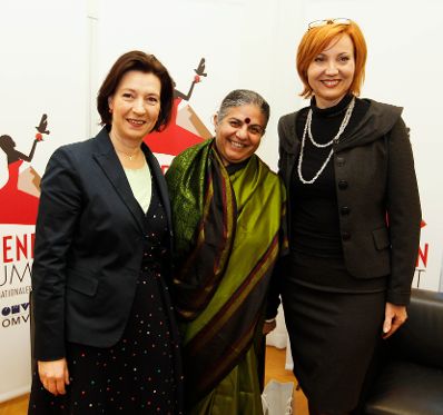 Am 17. März 2011 eröffnete Frauenministerin Gabriele Heinisch-Hosek (l.) den internationalen Frauengipfel "WIENERIN Summit 2011" in der Wiener Hofburg. Bildmitte die Trägerin des Alternativen Nobelpreises, Frauen- und Umweltrechtlerin Vandana Shiva.