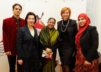 Am 17. März 2011 eröffnete Frauenministerin Gabriele Heinisch-Hosek (2.v.l.) den internationalen Frauengipfel "WIENERIN Summit 2011" in der Wiener Hofburg. Bildmitte die Trägerin des Alternativen Nobelpreises, Frauen- und Umweltrechtlerin Vandana Shiva.